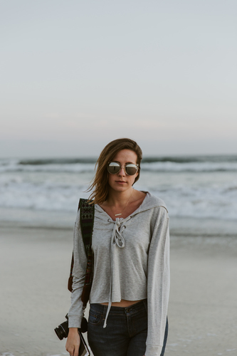 Žena stojící na pláži