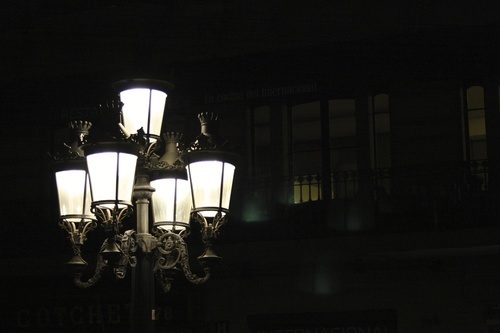 Lámparas de calle en la oscuridad