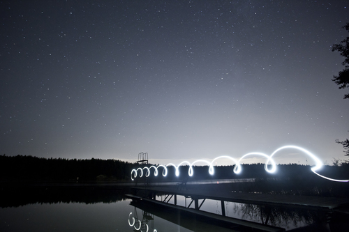 Luz abstracta sobre el puente por la noche