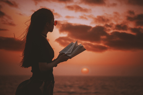 Fata japoneză lectură în apus de soare