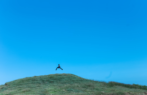 Sauter sur le sommet de la colline