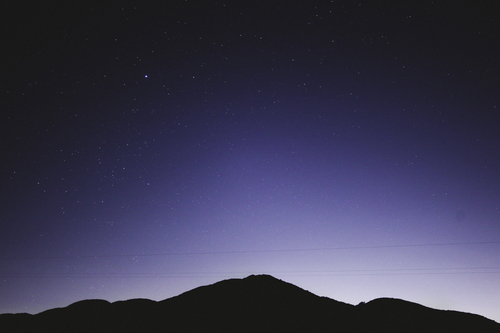 Céu estrelado por cima de montanha