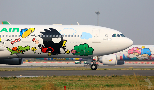 Vliegtuig met cartoon tekeningen