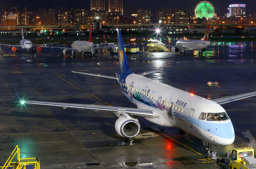Aviões de passageiros no aeroporto à noite