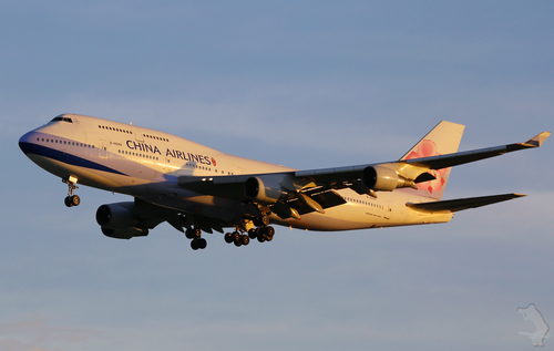 Boeing 747 vliegen op een zonnige dag