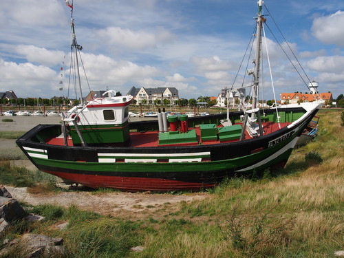 Barco encalhado na terra costeira