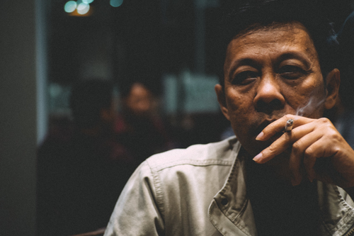 Ragazzo indonesiano fuma