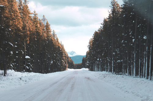 Besneeuwde weg in Banff, Canada