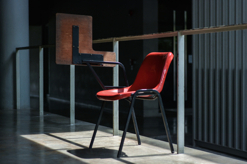 Röd stol i solljus