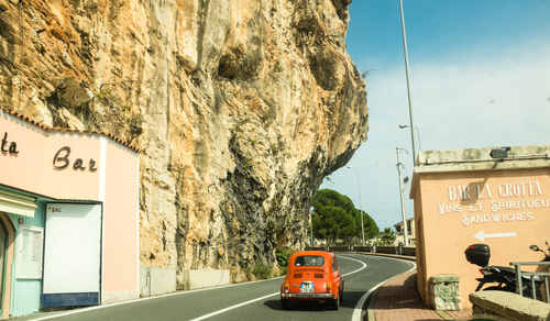 Silnice vedle baru La Grotta, Grimaldi, Itálie (Unsplash) .jpg