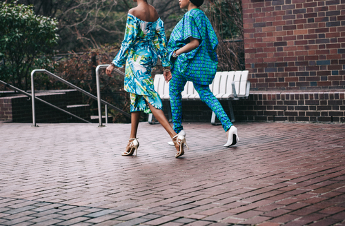 Chicas caminando por las calles de Londres Barbican Centre, Londres, Reino Unido (Unsplash) .jpg