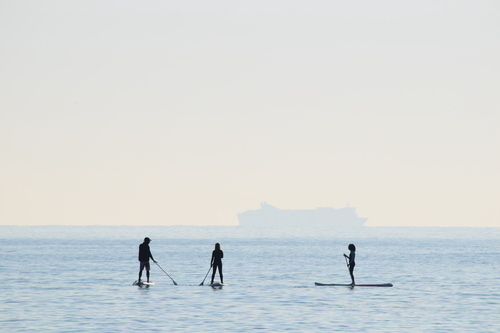 Tre surfisti in acqua