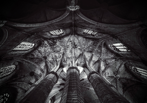 Plafond en pijlers in de kerk van Spanje