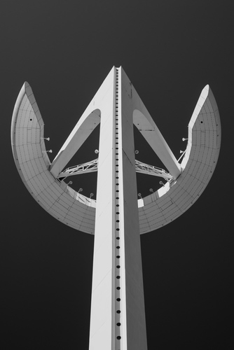 Moderní abstraktní design Calatravy telekomunikační věže, Barcelona, Španělsko.