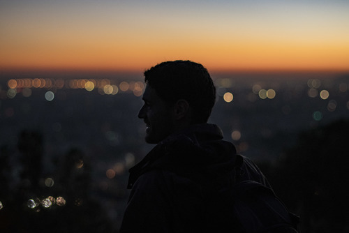 Hombre mirando por encima de Barcelona, España