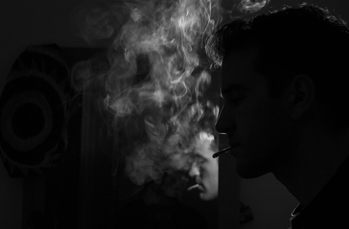 Тень человек курить
