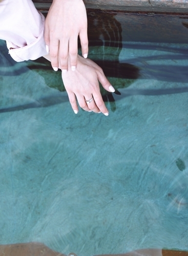 Dívčí ruce nad vodou