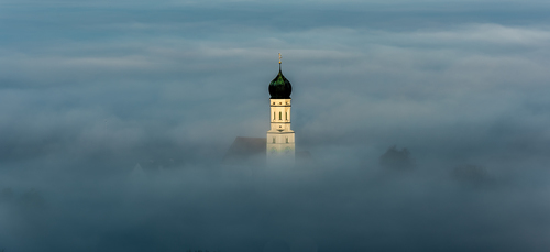 Edificio en niebla