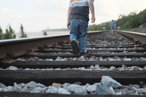 Jongens lopen op spoorwegen