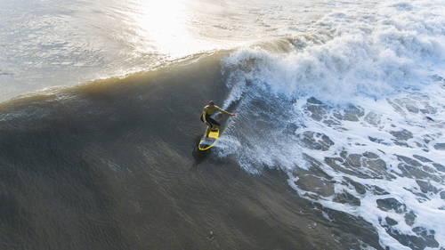 Surfer sur la vague importante