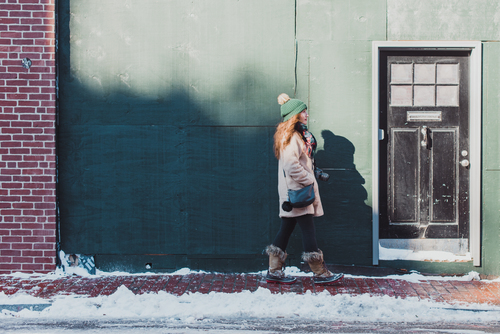 Dívka kráčeje v bostonských ulicích