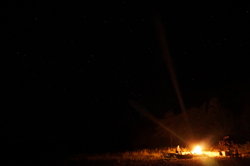 Campo de fuego en la noche