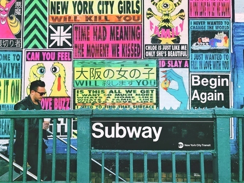 Bedford Avenue, New York, Amerika Birleşik Devletleri (Unsplash) .jpg Metro girişinde