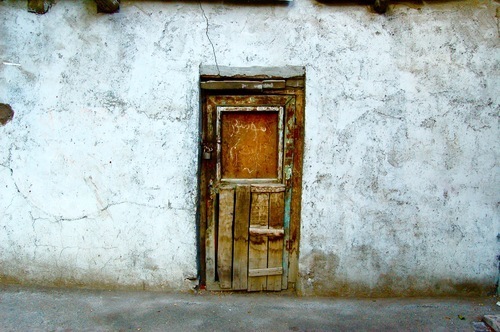 Oude deuren in muur