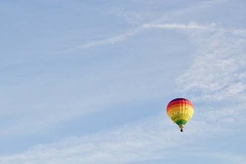 Balon gökyüzünde uçar