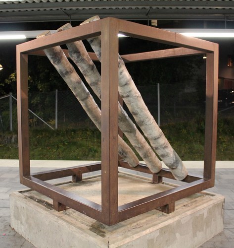 Скульптура відображається на відкритому повітрі