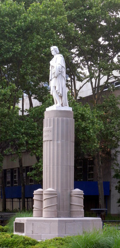 Колумб статуя