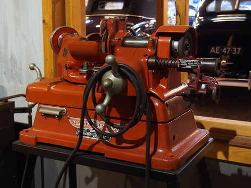 Elektrický stroj na plošnou úpravu desek