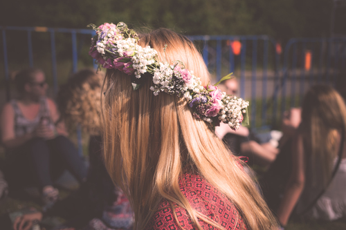Blond kvinna i en blommig pannband