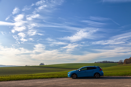 Modré auto pod modrou oblohou