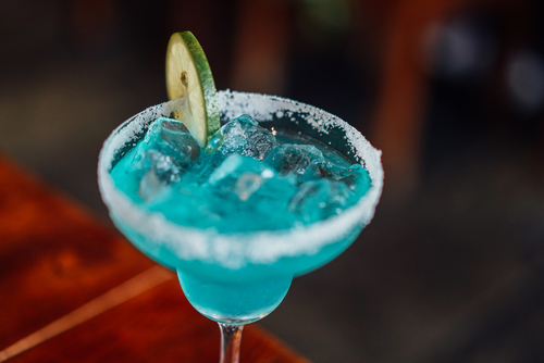 Blauwe cocktail met kalk