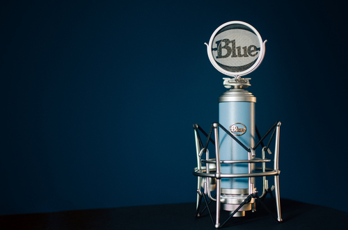 Modrý kondenzátorový mikrofon