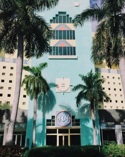 Blauwe hotelgebouw