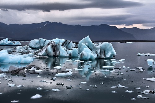 Glace bleue sur un lac