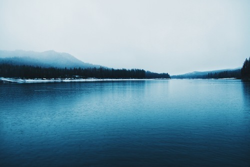 Lago azul no inverno