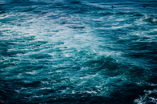 Océano azul ondulante