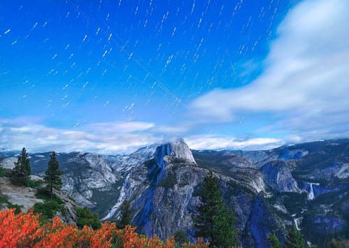 Modrá obloha nad Yosemite