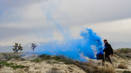 Fumée bleue dans une valise