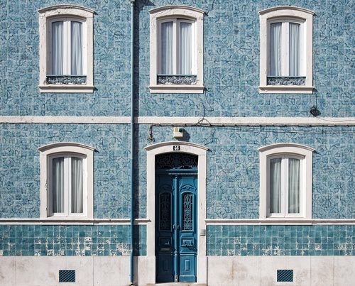 Modrá kamenný dům s windows
