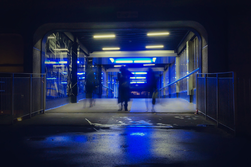 Blauwe ondergrondse passage