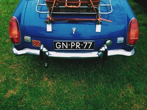 Blauwe vintage auto