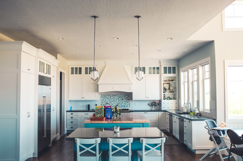 Interior de cozinha branco azul