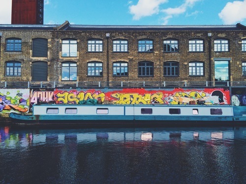 Barco de delante de la pared de graffiti