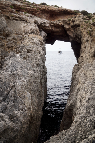 Човен під rocky арка