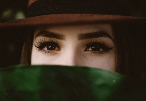 Fille avec des gros coups de fouet