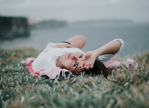 Fille sur l’herbe